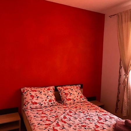 Apartament Ally'S Apartment โอร์โชวา ภายนอก รูปภาพ